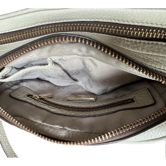 Tory Burch
Tory Burch Beige Leather Double Zip Robinson Crossbody Bag. - Picture 12 of 14